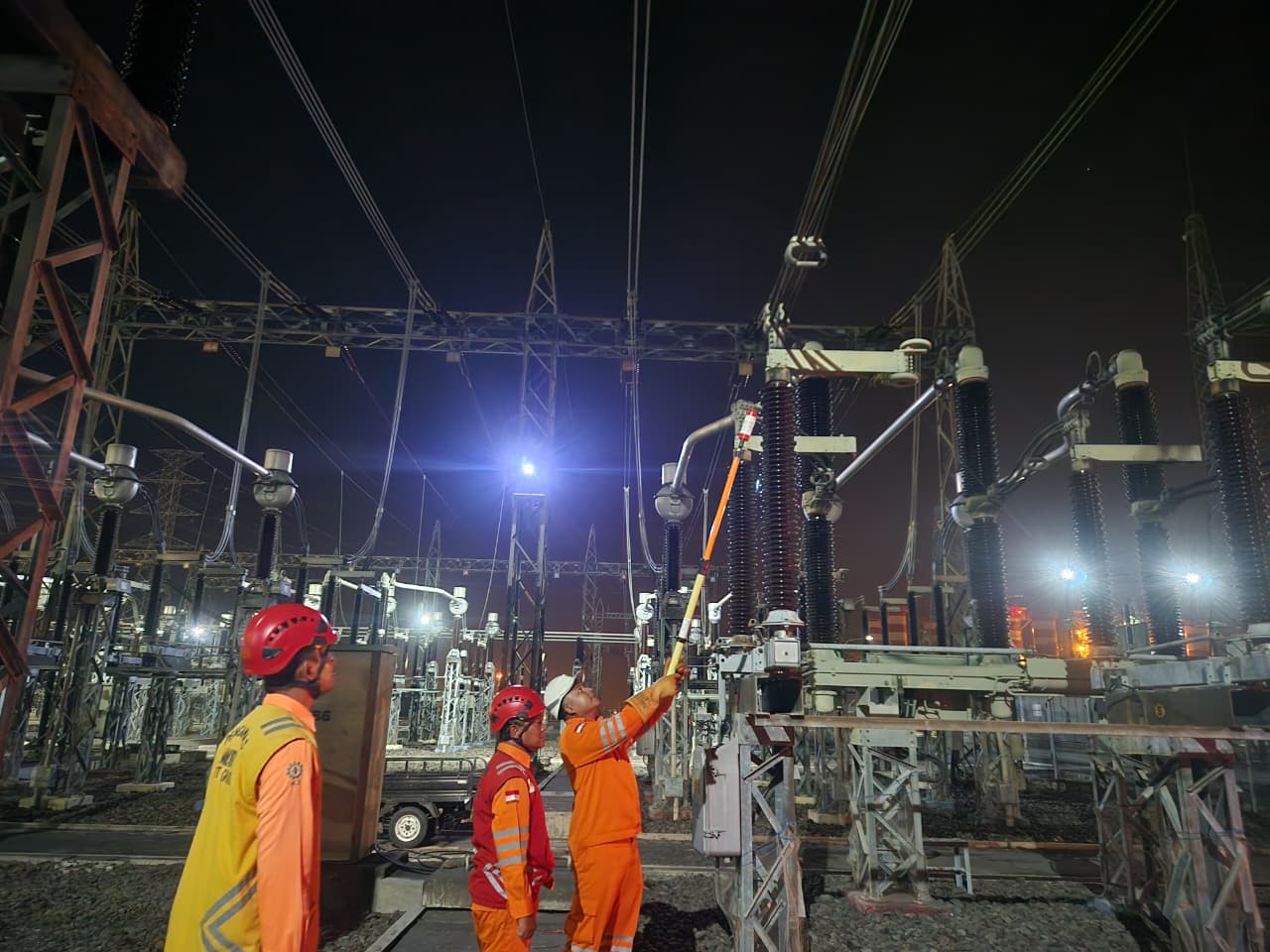 Petugas PT PLN (Persero) Unit Induk Transmisi Jawa Bagian Timur dan Bali (UIT JBM) bersiaga menjaga pasokan listrik. (Dok Redaksi)