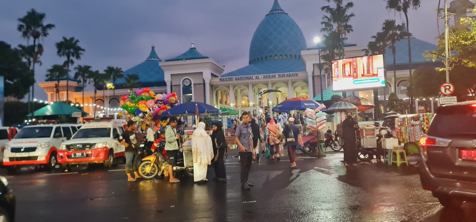 Demi Seragam SMP Anak, Penjual di Masjid Al Akbar Ini Rela Kubur Rindu "Toron" ke Madura