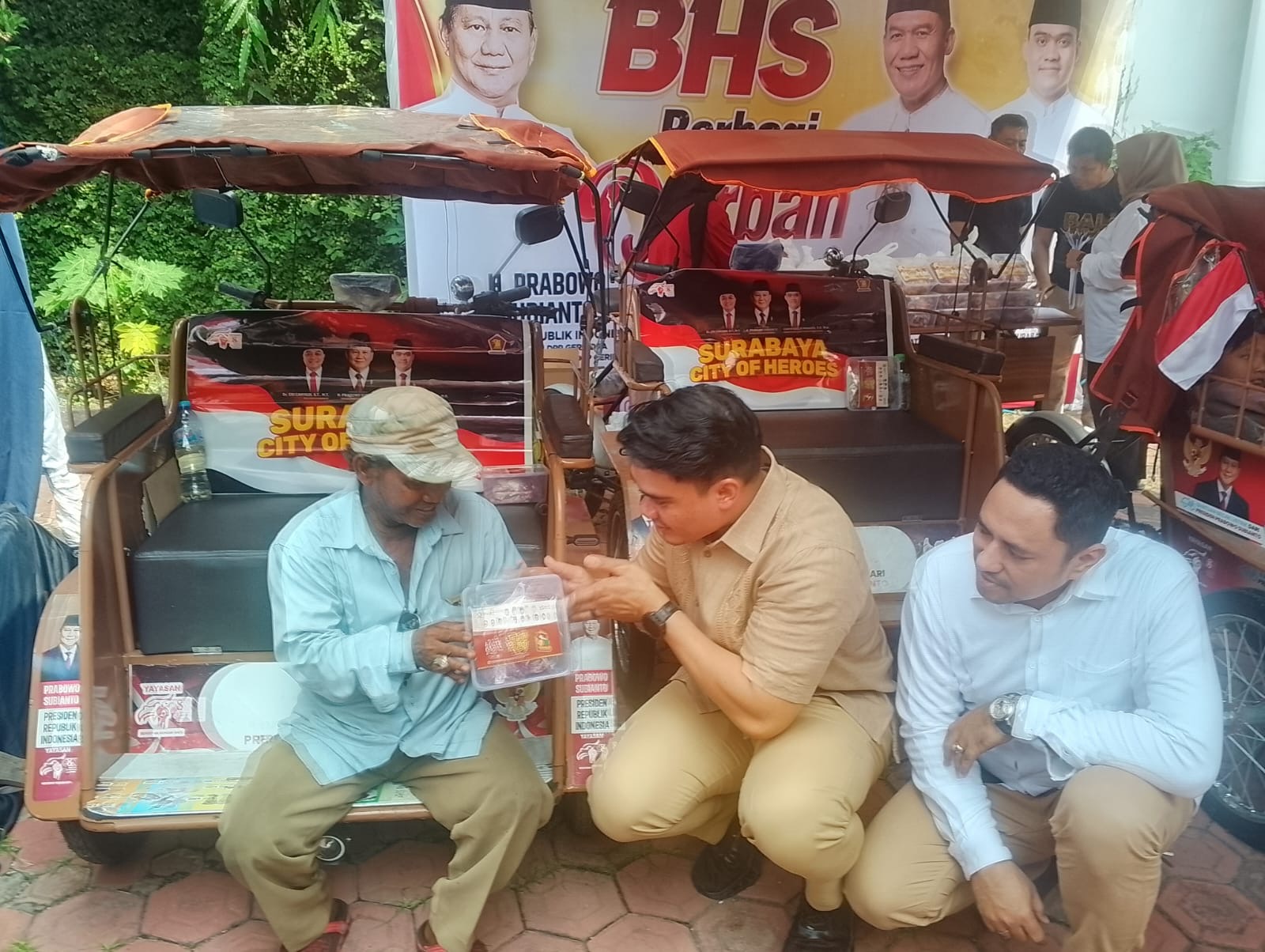 Gerindra Surabaya Tebar 2.000 Paket Kurban untuk Ojol hingga Penarik Becak Listrik