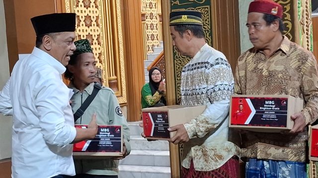 Marbot Masjid di Rungkut Surabaya Haru Terima Bingkisan MBG PDIP dari Anas Karno