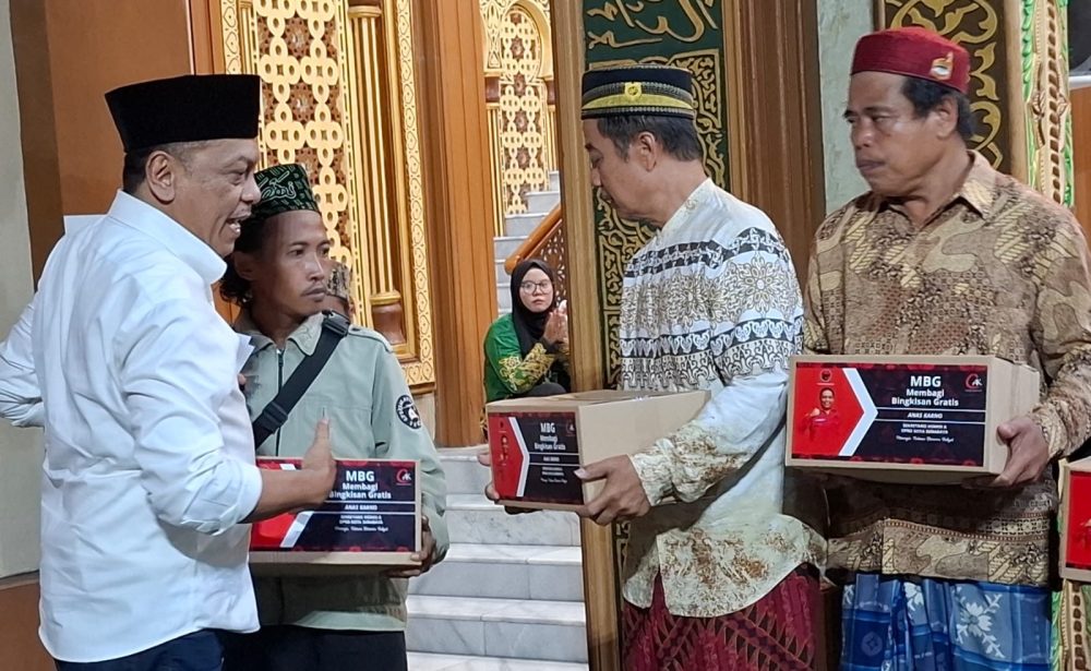 Marbot Masjid di Rungkut Surabaya Haru Terima Bingkisan MBG PDIP dari Anas Karno