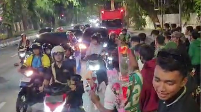 Viral! Ratusan Bonek Surabaya 'Sweeping' Kendaraan Plat N, Ternyata Bagi-bagi Bunga