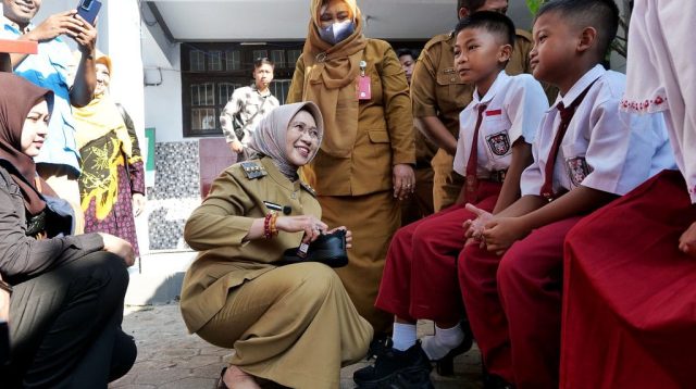 Bupati Indah Bagikan Sepatu ke Siswa, Sekolah Jadi Titik Deteksi Masalah Sosial