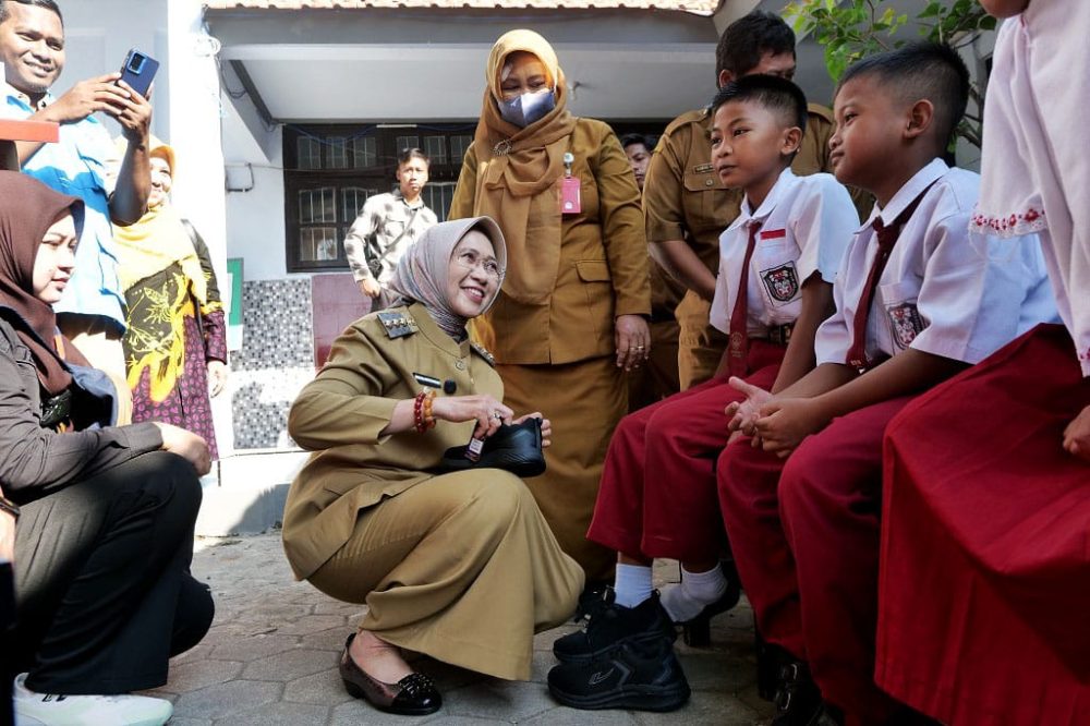 Bupati Indah Bagikan Sepatu ke Siswa, Sekolah Jadi Titik Deteksi Masalah Sosial