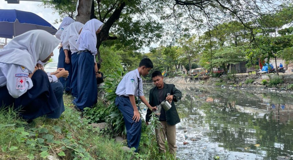 Gandeng Pelajar SMPN 58 Surabaya, Ecoton Temukan Mikroplastik Cemari Air Kali Tebu dan Udara Sidotopo Wetan Gandeng Pelajar SMPN 58 Surabaya, Ecoton Temukan Mikroplastik Cemari Air Kali Tebu dan Udara Sidotopo Wetan