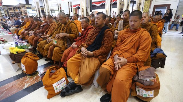 57 Bhikkhu ASEAN Jalan Kaki ke Borobudur, Surabaya Perkuat Pesan Toleransi