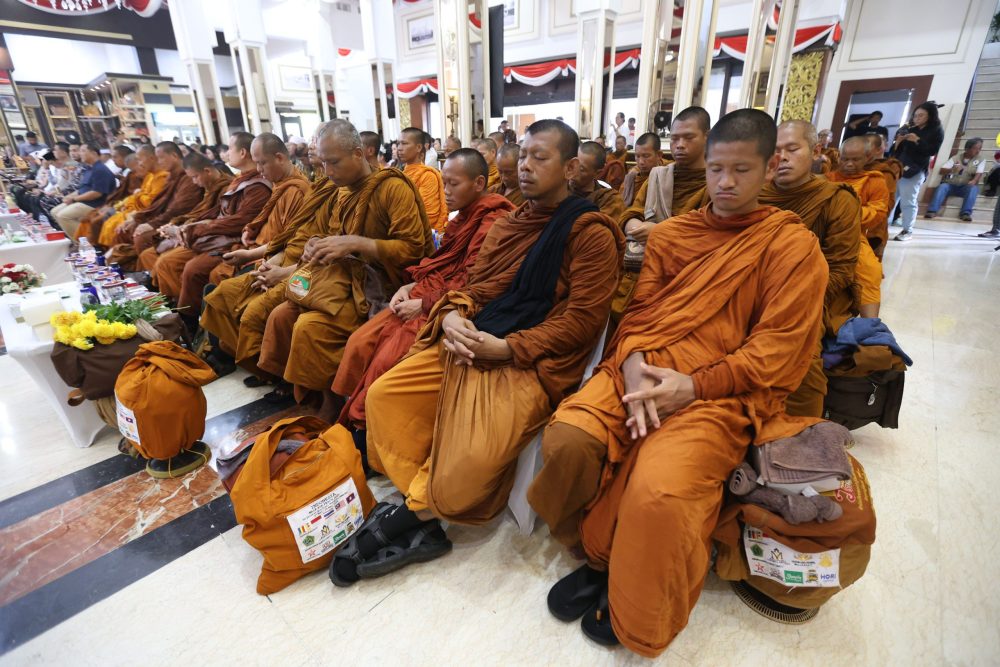 57 Bhikkhu ASEAN Jalan Kaki ke Borobudur, Surabaya Perkuat Pesan Toleransi