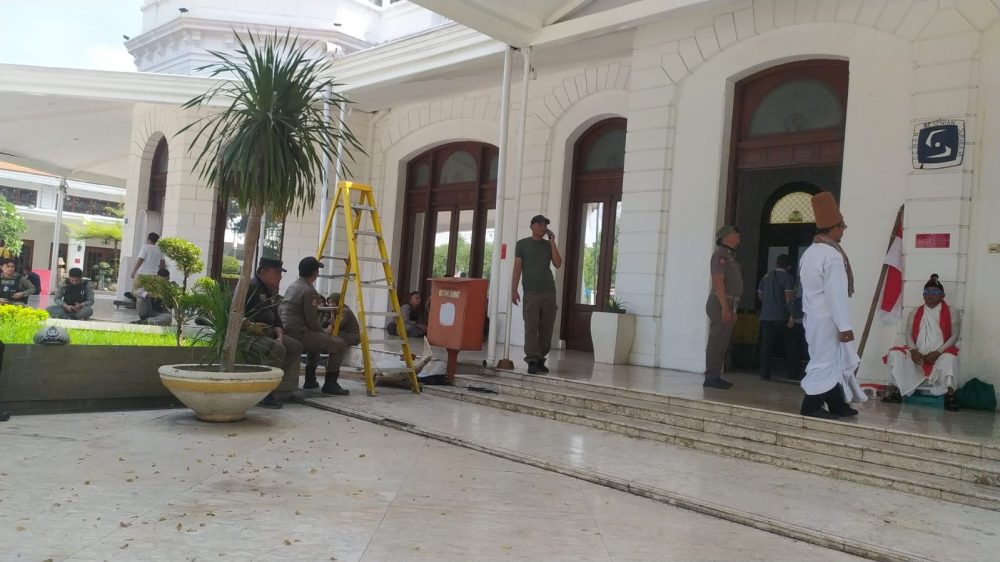 Ketegangan di Balai Pemuda Saat Pemkot Surabaya Kosongkan Gedung DKS