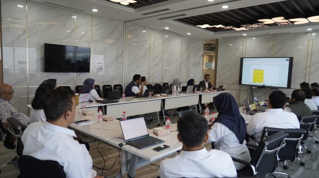 Surabaya,(DOC) - PT Terminal Petikemas Surabaya (TPS) memperkuat komitmen bisnis berkelanjutan dengan menggelar pelatihan penyusunan Laporan Keberlanjutan atau Sustainability Report bagi jajaran manajemen dan pekerja dari berbagai unit kerja. Pelatihan yang berlangsung di Pelindo Place Surabaya itu diikuti 26 pekerja TPS. Perusahaan menggelar kegiatan tersebut untuk memperkuat transparansi, tata kelola, dan integrasi prinsip keberlanjutan dalam proses bisnis perusahaan. TPS juga mendorong seluruh unit kerja agar menerapkan prinsip Environmental, Social and Governance (ESG) dalam pengambilan keputusan hingga pelaporan kinerja perusahaan. TPS Kembangkan Program Lingkungan Berkelanjutan Sebagai operator terminal petikemas, TPS terus menjalankan berbagai program pelestarian lingkungan di kawasan operasional perusahaan. Salah satunya melalui pengelolaan hutan mangrove seluas 22,7 hektare di area terminal. TPS juga menjalankan program pembibitan 10 ribu mangrove yang siap panen setiap empat hingga enam bulan. Program tersebut tidak hanya membantu penyerapan karbon, tetapi juga menjaga ekosistem pesisir dan kelestarian biota laut di sekitar kawasan terminal. TPS juga memperkuat komitmen pengurangan emisi melalui program elektrifikasi alat bongkar muat utama. Seluruh unit Container Crane (CC) menggunakan sistem elektrifikasi sejak 2016, sedangkan elektrifikasi Rubber Tyred Gantry (RTG) rampung pada April 2026. Selain itu, TPS mengembangkan sejumlah program ramah lingkungan lain seperti pemanfaatan listrik tenaga surya, penghijauan kawasan terminal, hingga pengelolaan limbah operasional secara berkelanjutan. Laporan Keberlanjutan Jadi Bentuk Akuntabilitas Senior Manager Keuangan dan Manajemen Risiko TPS, Jeanny Harjono mengatakan, Laporan Keberlanjutan memiliki peran penting dalam menunjukkan akuntabilitas perusahaan kepada para pemangku kepentingan. “Laporan Keberlanjutan memiliki peran strategis untuk mendokumentasikan dan mengomunikasikan pelaksanaan program-program berkelanjutan TPS sebagai bentuk akuntabilitas perusahaan kepada regulator, pemegang saham, mitra usaha, pelanggan, dan masyarakat,” ujar Jeanny, Sabtu (9/5). Menurutnya, TPS terus memperkuat pengelolaan data keberlanjutan agar perusahaan mampu menyusun laporan yang transparan dan terukur. TPS Perkuat Layanan Digital Di sisi lain, TPS juga mempercepat transformasi digital untuk meningkatkan kualitas layanan dan keterbukaan informasi publik. TPS menghadirkan berbagai inovasi layanan digital seperti Web Access & Clique 247, CDR Online, Automatic Damage Detection System (ADDS), hingga layanan Vessel Report. Perusahaan menilai digitalisasi tersebut mampu meningkatkan efisiensi layanan sekaligus mendukung keterbukaan informasi bagi pengguna jasa. Selain layanan digital, TPS juga menghadirkan layanan operasional dan logistik seperti Behandle Management, fumigasi, pemeriksaan kulit garaman, hingga pemeriksaan petikemas melalui Container Scanner. Melalui penguatan kapabilitas internal dan pelaporan yang transparan, TPS menegaskan komitmennya menjadikan keberlanjutan sebagai bagian utama strategi bisnis perusahaan. Langkah tersebut juga sejalan dengan transformasi Pelindo dan Subholding Pelindo Terminal Petikemas (SPTP) Group dalam membangun ekosistem maritim terintegrasi dan layanan terminal petikemas berkelas dunia.