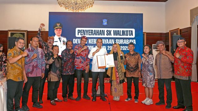 Hidupkan Karakter Kota, Wali Kota Eri Serahkan SK Dewan Kebudayaan Surabaya 2026-2029