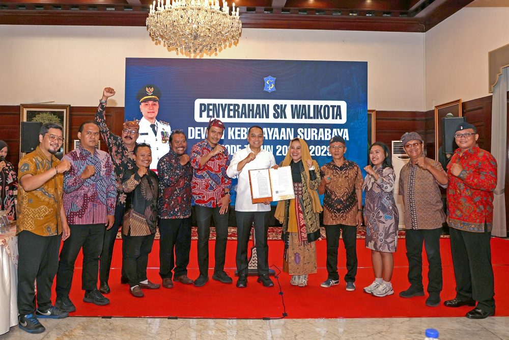 Hidupkan Karakter Kota, Wali Kota Eri Serahkan SK Dewan Kebudayaan Surabaya 2026-2029