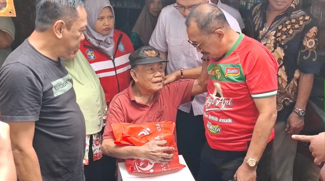 Gen Z Surabaya dan Cak Ji Gotong Royong Bantu Warga Rentan