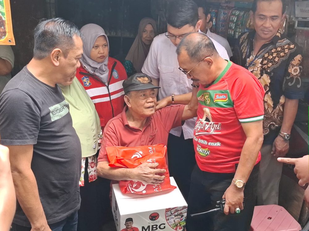 Gen Z Surabaya dan Cak Ji Gotong Royong Bantu Warga Rentan