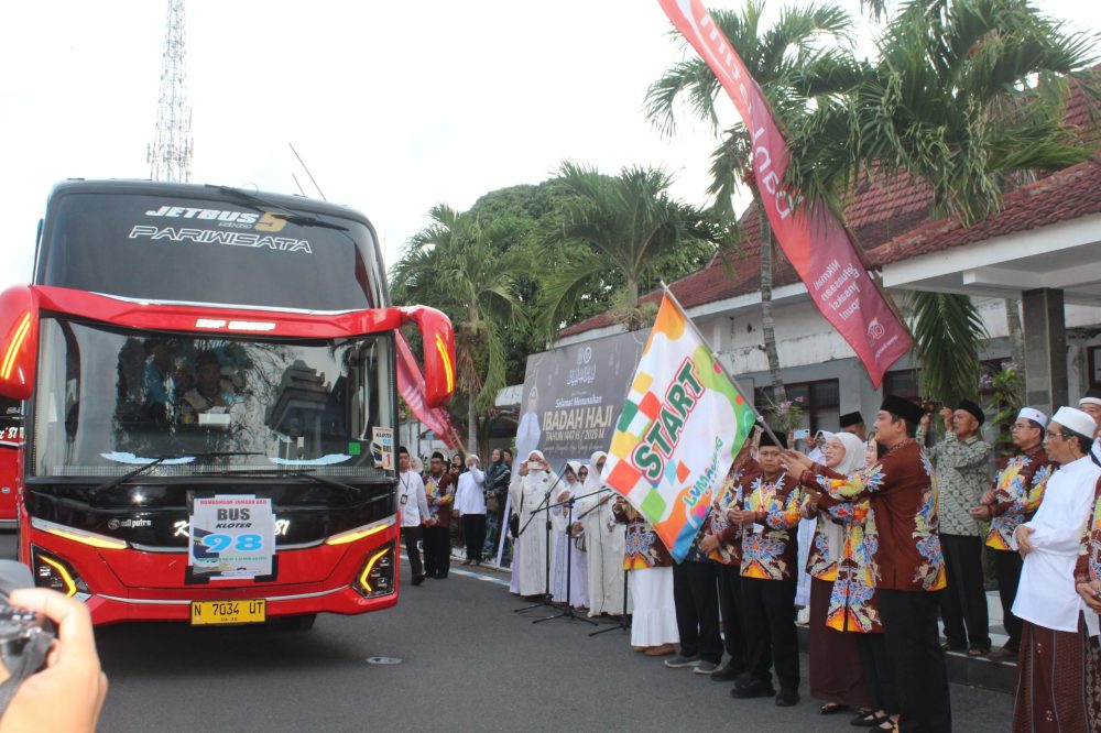 Tangis Keluarga Pecah Iringi Keberangkatan 603 Jamaah Haji Lumajang