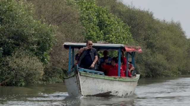 Instruksi DPP PDIP, Cak Ji dan Kader Banteng Susuri Hutan Mangrove Surabaya Antisipasi Abrasi dan El Nino