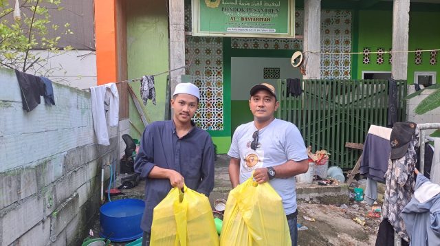 Forwan Surabaya Bagikan 500 Paket Daging Kurban untuk Loper Koran dan Penyapu Jalan