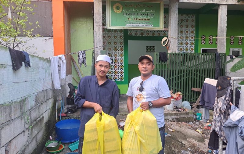Forwan Surabaya Bagikan 500 Paket Daging Kurban untuk Loper Koran dan Penyapu Jalan