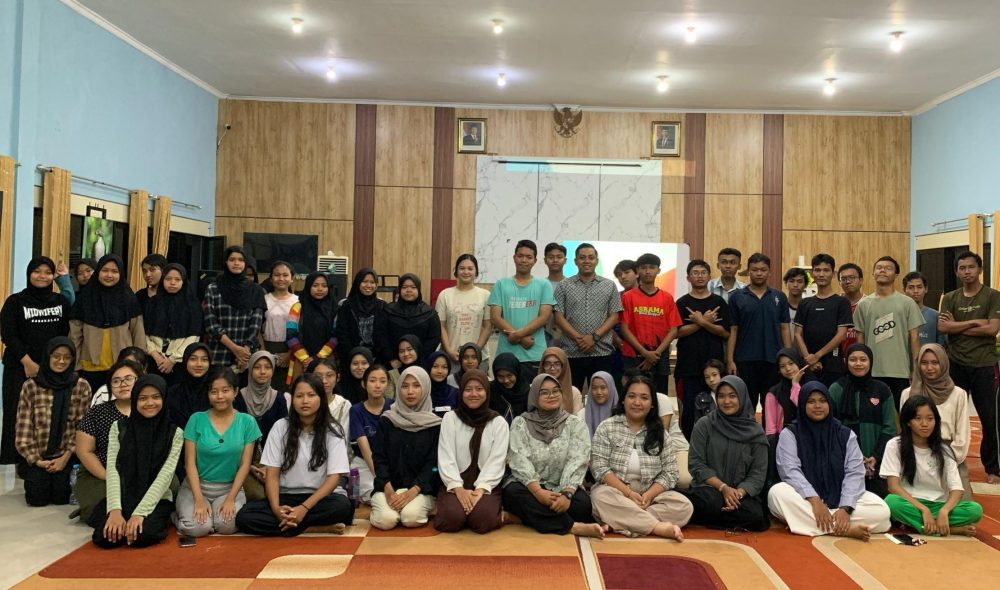 Dosen Ilmu Komunikasi UPN Veteran Jatim Latih Public Speaking Mahasiswa Bibit Unggul Surabaya