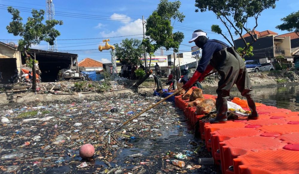 Pekat dan Ecoton Ekskavasi Sampah Plastik di Kali Tebu, Dorong Terwujudnya “Kali Tebu Moncer”