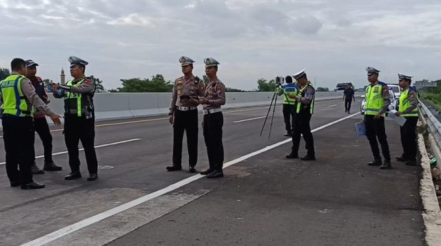 Tim TAA Polda Jatim Selidiki Kecelakaan Rombongan DPR RI di Tol Paspro