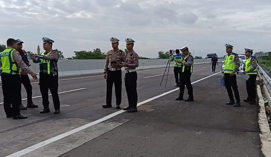 Tim TAA Polda Jatim Selidiki Kecelakaan Rombongan DPR RI di Tol Paspro