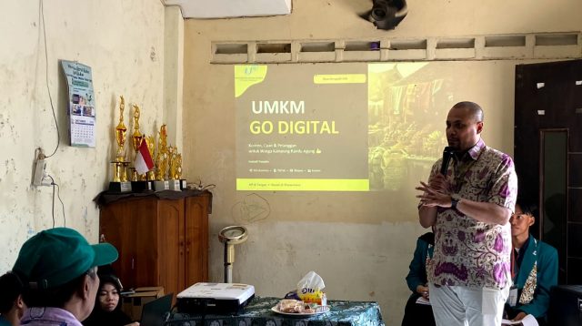 HIMA PRODI Ekonomi Syariah UHW Perbanas Dorong UMKM Randu Agung Masuk Ekosistem Digital