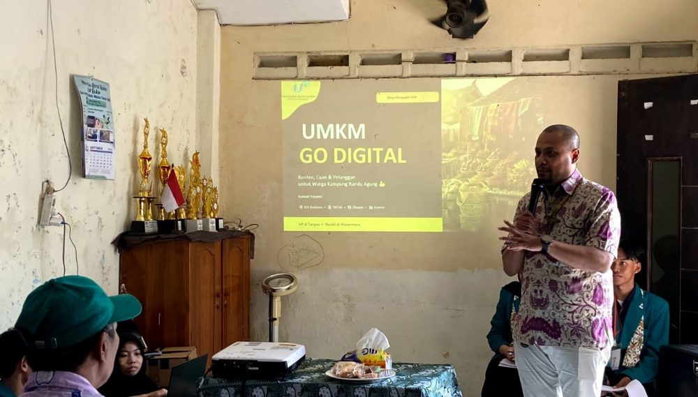 HIMA PRODI Ekonomi Syariah UHW Perbanas Dorong UMKM Randu Agung Masuk Ekosistem Digital