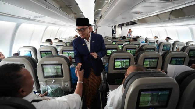Wamenhaj Dahnil Sapa Jemaah Haji di Pesawat, Titip Salam Presiden Prabowo