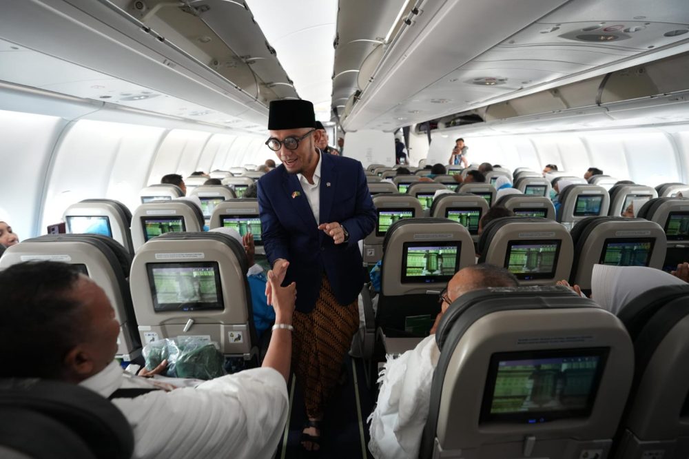 Wamenhaj Dahnil Sapa Jemaah Haji di Pesawat, Titip Salam Presiden Prabowo