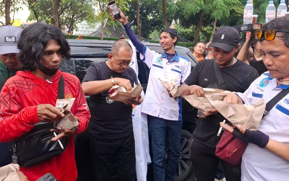 Armuji Orasi di Atas Truk Komando, Peringati May Day 2026 Makan Nasi Bungkus Bareng Ribuan Buruh