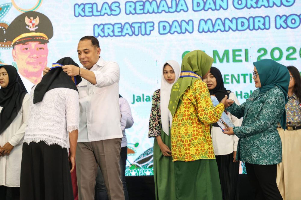 Pemkot Surabaya Wisuda 824 Lulusan Sekolah Kemangi untuk Perkuat Ketahanan Keluarga