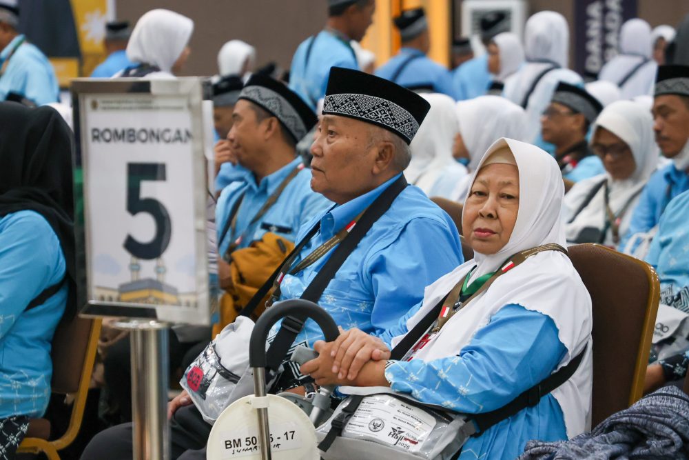 Eri Cahyadi Lepas Kloter 50–52 Jamaah Haji Surabaya, Titip Doa dan Ingatkan Cuaca Ekstrem