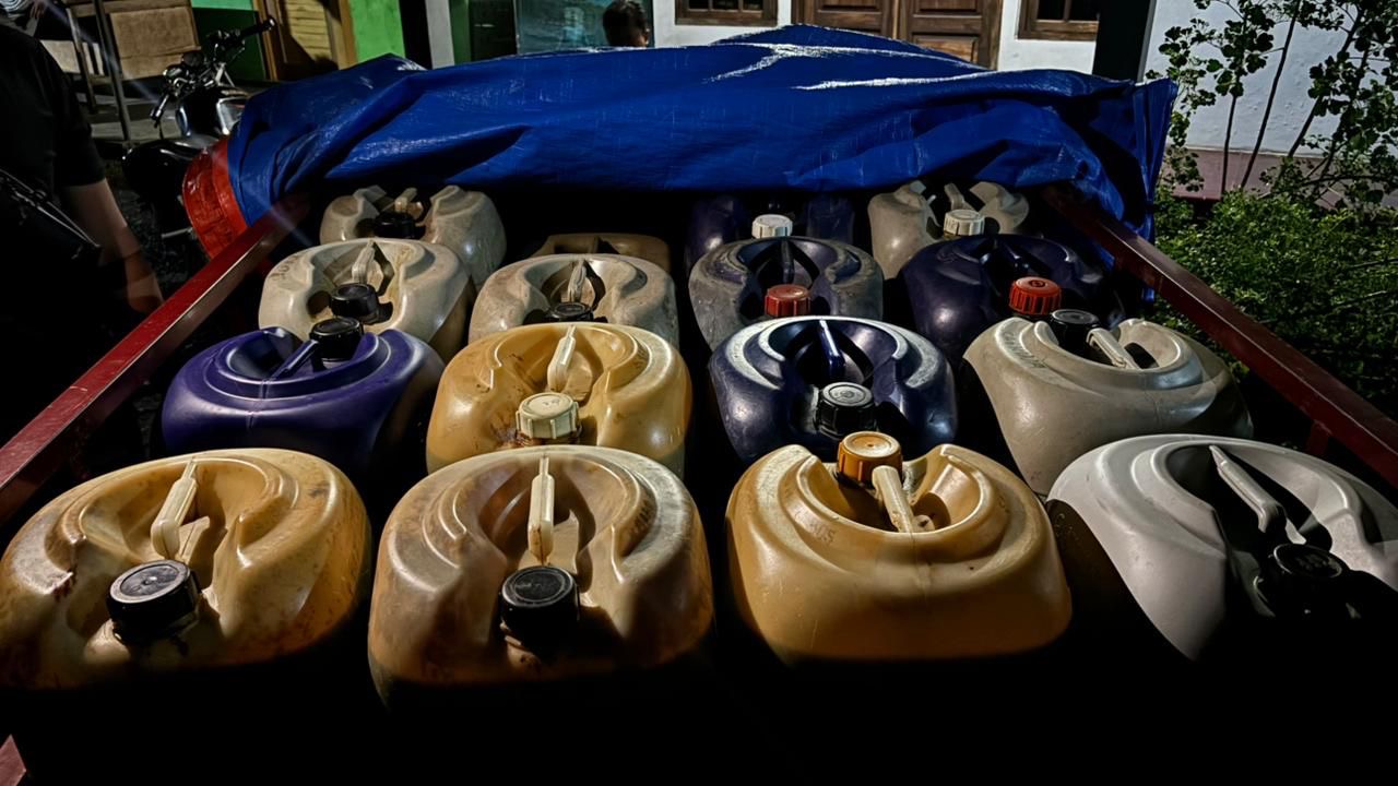 Polisi Bongkar Praktik Penimbunan Pertalite di Lumajang