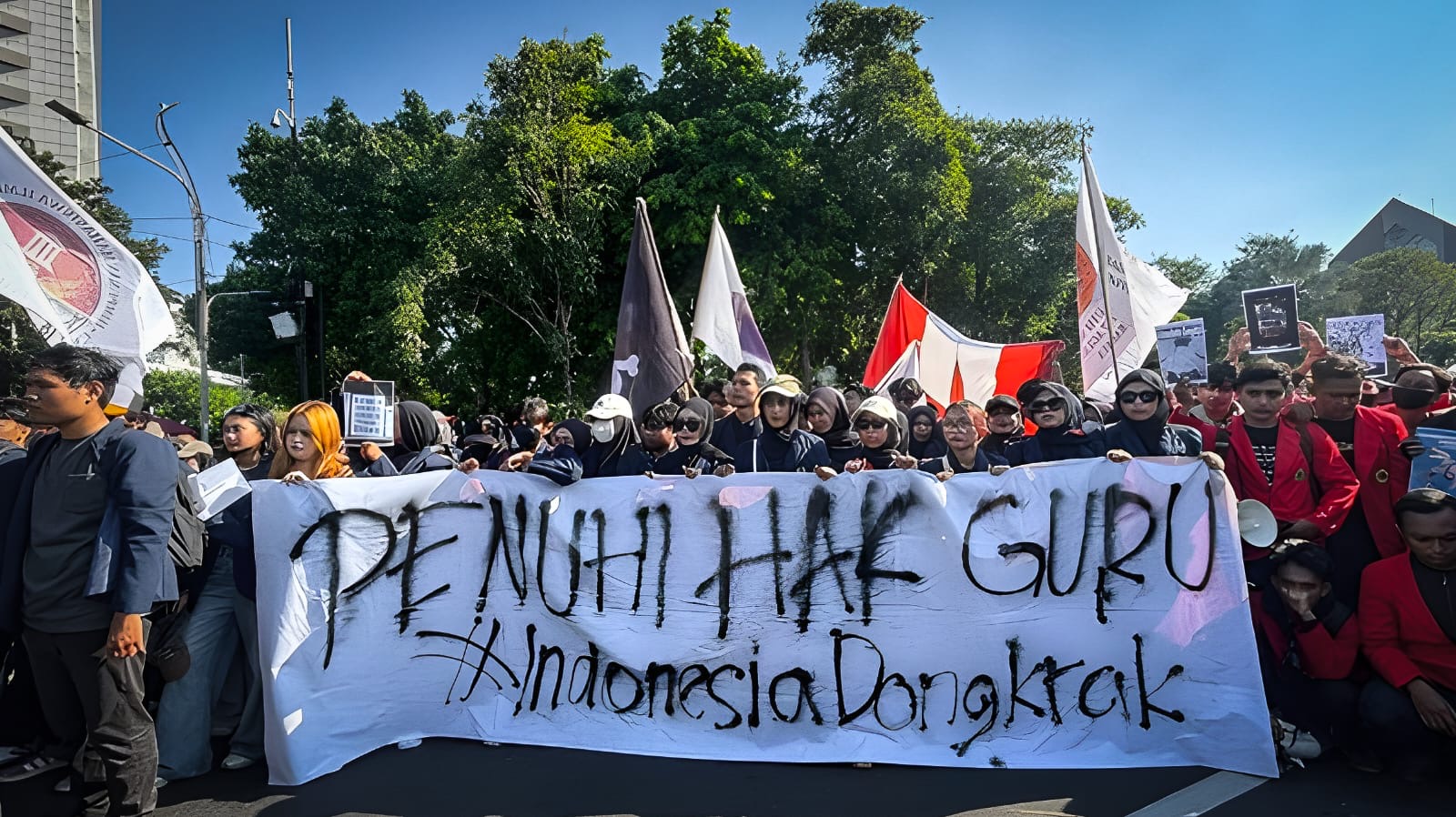 Demo di Surabaya Memanas, Mahasiswa Bakar Foto Presiden dan Ajukan 7 Tuntutan