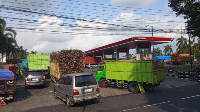 Solar Dibatasi Rp300 Ribu, Sopir Truk di Lumajang Mengantre Berjam-jam