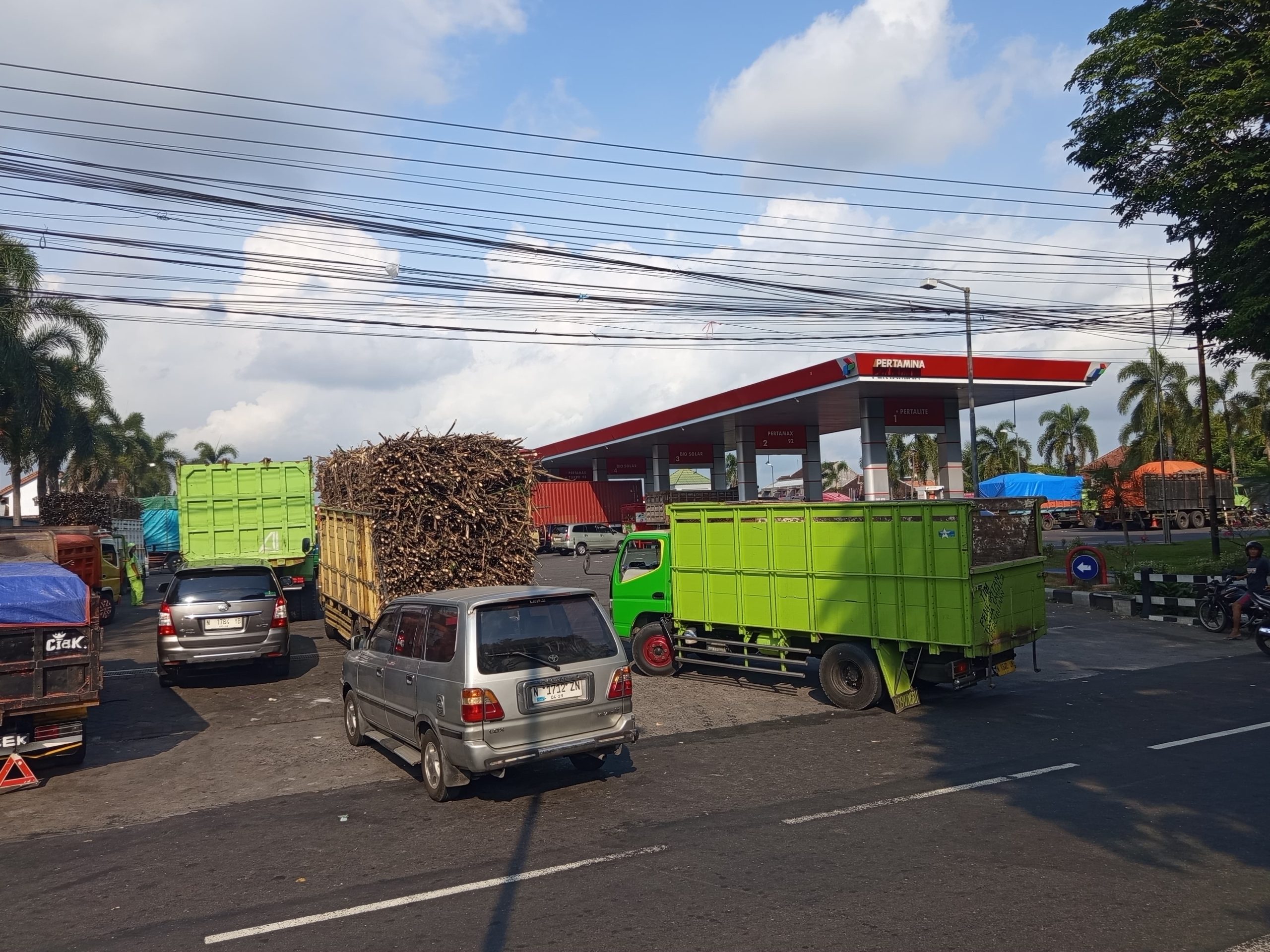 Solar Dibatasi Rp300 Ribu, Sopir Truk di Lumajang Mengantre Berjam-jam