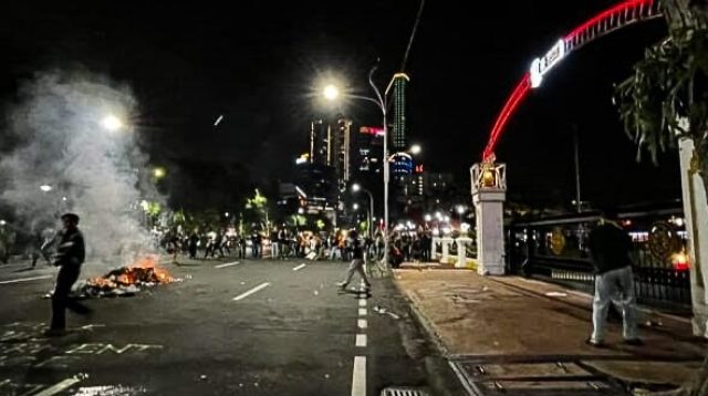 Demo di Grahadi Berujung Ricuh, Pagar Besi Jebol Hingga Lempar Petasan
