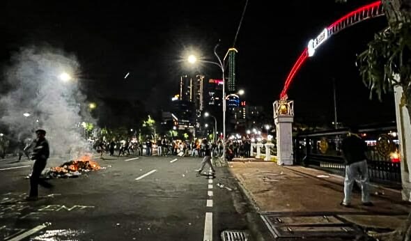 Demo di Grahadi Berujung Ricuh, Pagar Besi Jebol Hingga Lempar Petasan