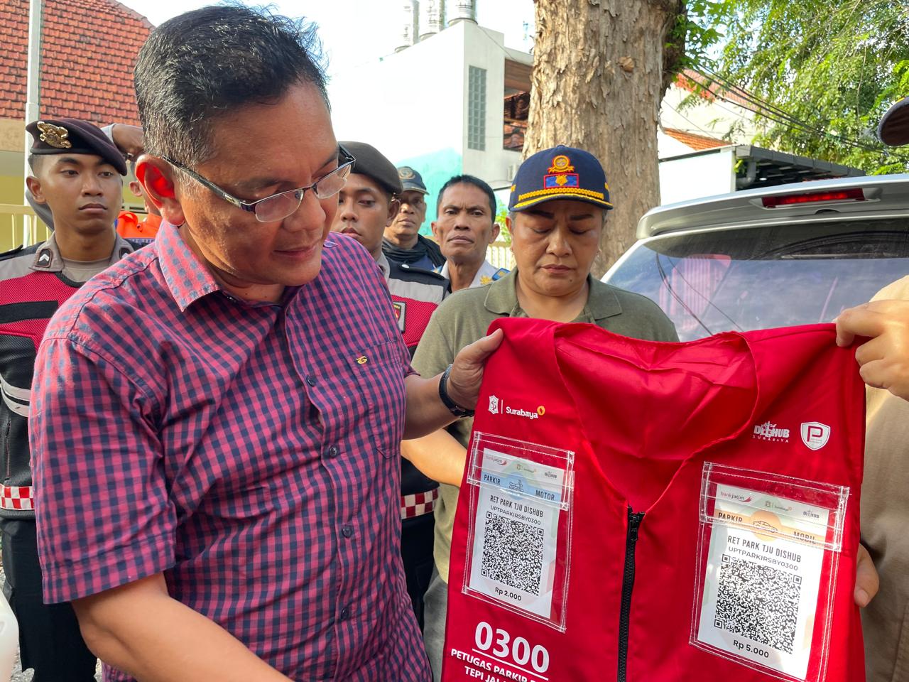 Inovasi Baru, Rompi QRIS Jukir Surabaya Siap Perkuat Parkir Digital