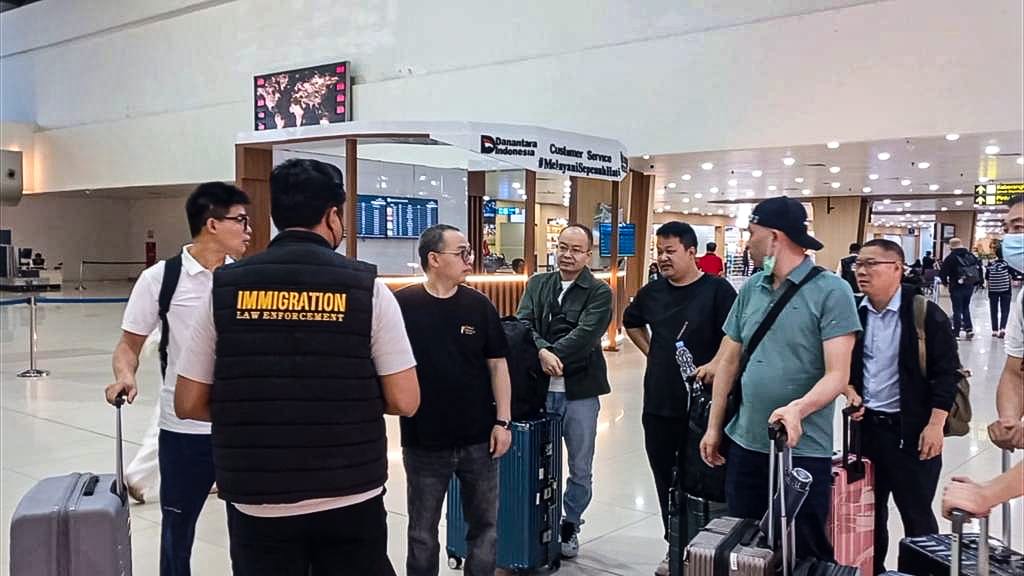 Garap Proyek Ilegal di Pakuwon Mall, 8 WNA Tiongkok Dideportasi Imigrasi Surabaya