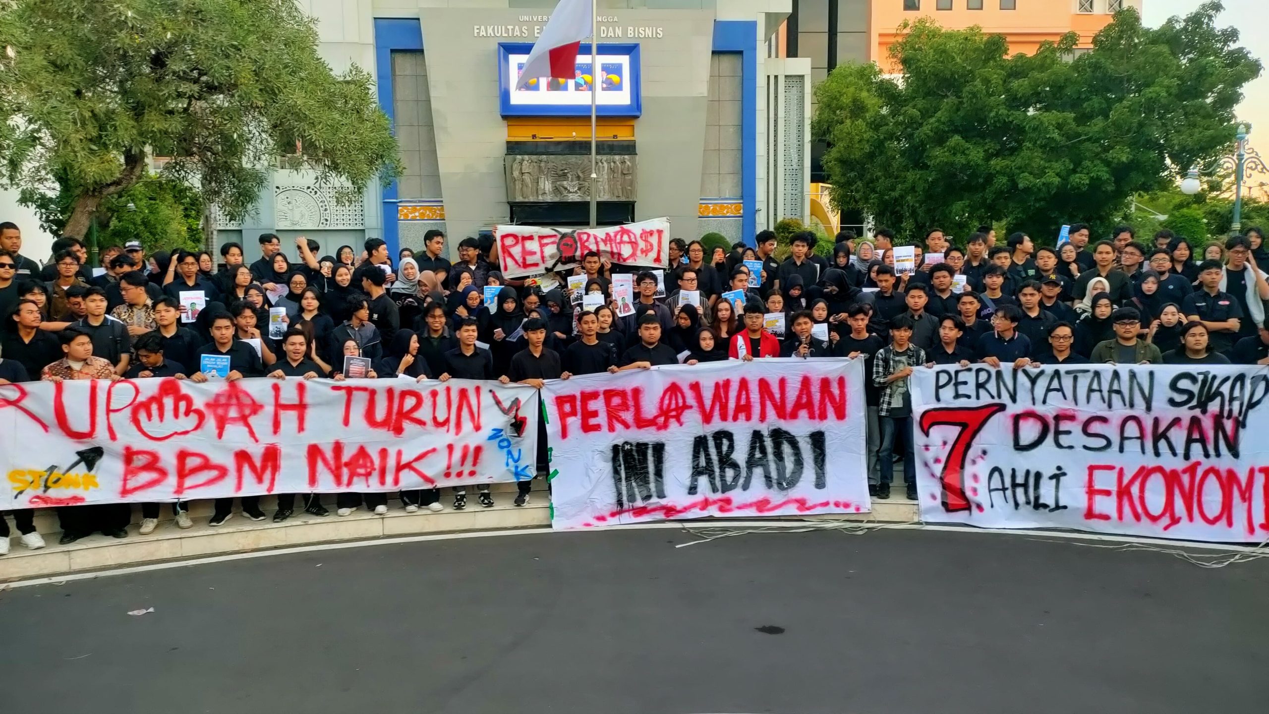 Suara Kritis Unair: Sebut Ekonomi Carut-Marut, Tuntut Evaluasi APBN