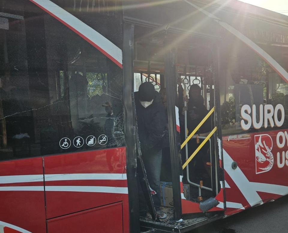 Suroboyo Bus Senggol Dump Truck Parkir di Jalan Waringin, Dishub Surabaya Siap Buka CCTV dan Evaluasi Pengemudi
