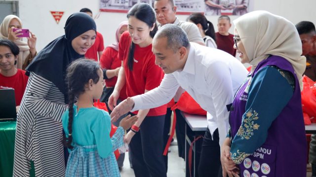 Gandeng Swasta, Pemkot Surabaya Salurkan 2.300 Sembako untuk Warga Krembangan