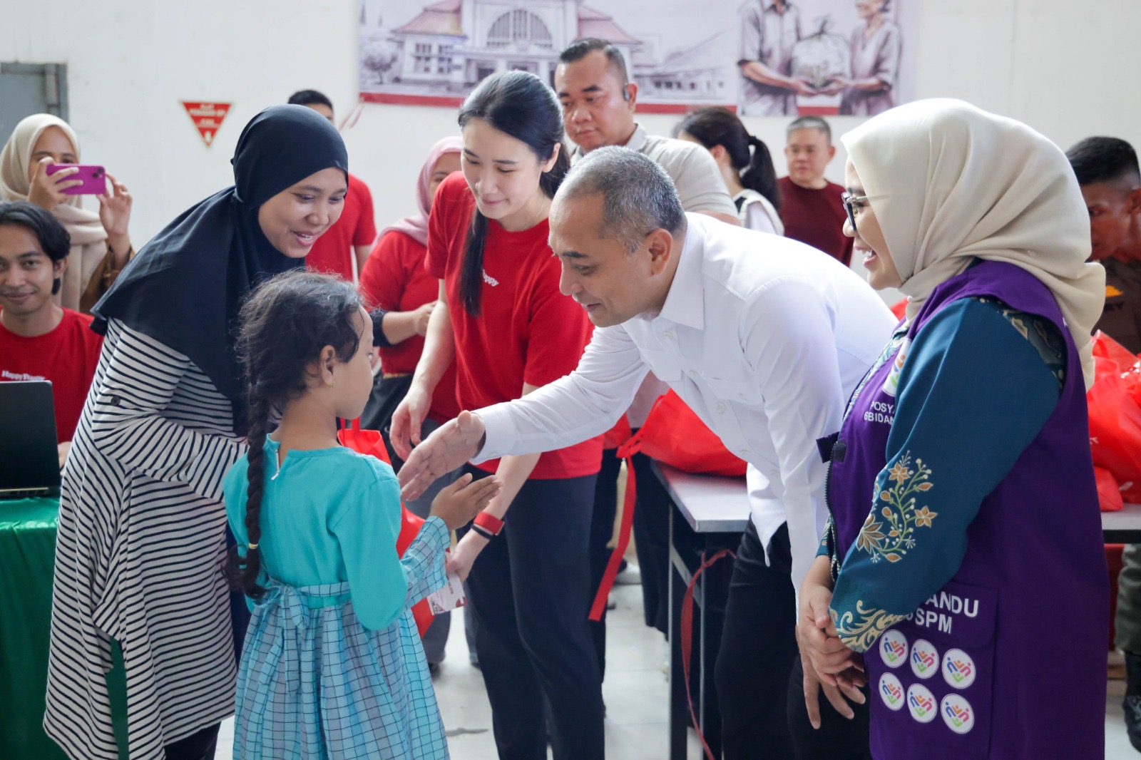 Gandeng Swasta, Pemkot Surabaya Salurkan 2.300 Sembako untuk Warga Krembangan