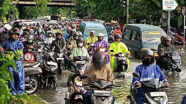 Hujan 4 Jam, Simo dan Bratang Surabaya Tergenang Ganggu Aktivitas Warga