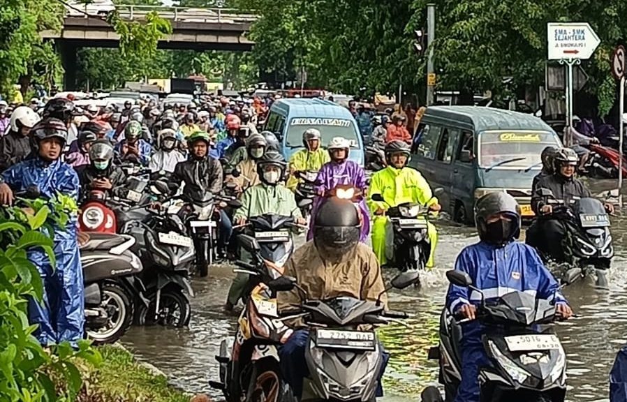 Hujan 4 Jam, Simo dan Bratang Surabaya Tergenang Ganggu Aktivitas Warga