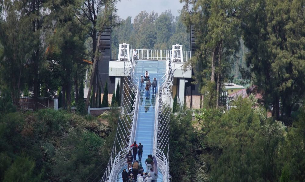 Jembatan Kaca Bromo Skybreak Resmi Dibuka, Hadirkan Sensasi Melayang 83 Meter di Atas Jurang