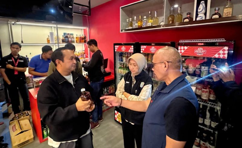 Bupati Lumajang Sidak Toko Miras, Tegaskan Tak Akan Terbitkan Izin Penjualan Alkohol