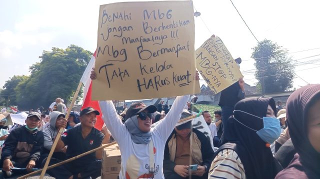 Ribuan Warga Lumajang Datangi DPRD, Minta Program MBG Tetap Dilanjutkan