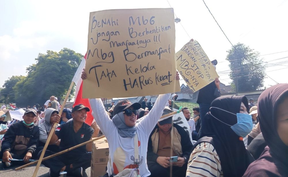 Ribuan Warga Lumajang Datangi DPRD, Minta Program MBG Tetap Dilanjutkan